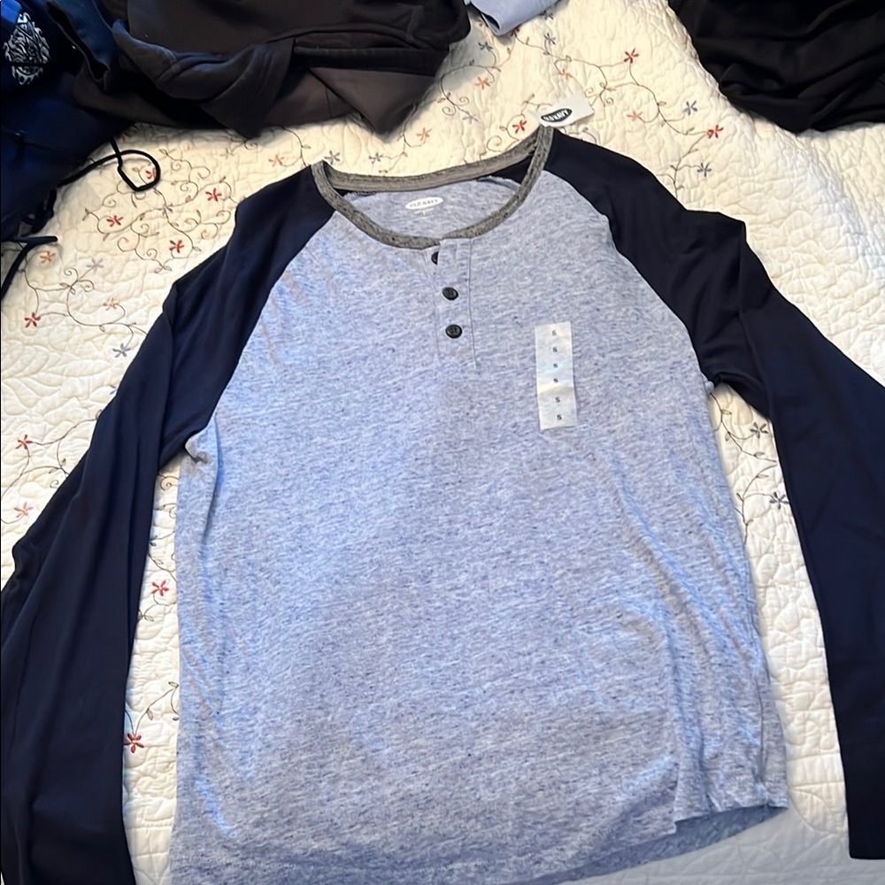 Old Navy Men's Blue and Gray Henley Shirt Size small-NWT
